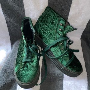 QUPID dream creeper hi top PLATFORM sneaker size 9 men / 10.5 women green velvet